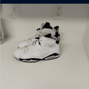 Jordan 6 sz 11. NO BOX. No lace locks. Still great condition.
